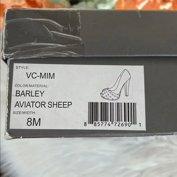 Vince Camuto MiM Aviator Sheep Leather Studded Heel 
Size 8 NIB - Picture 10 of 10